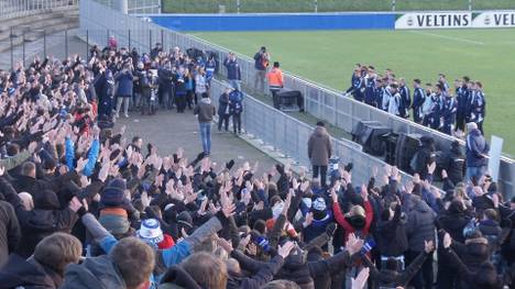 Mehrere tausend Fans sind beim Abschusstraining des FC Schalke vor dem wichtigen Spiel gegen den 1. FC Köln vor Ort und motivieren mit Gesängen die Mannschaft. 