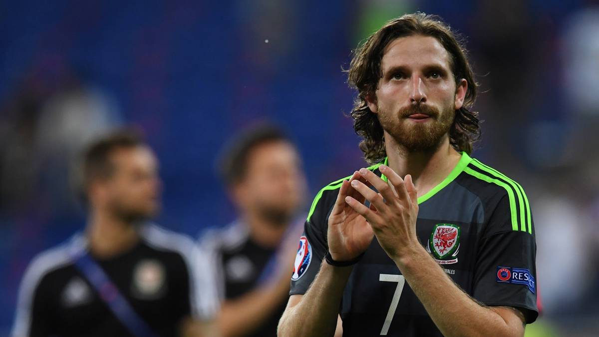 "The Welsh Pirlo", wie er genannt wird, erreichte mit Wales überraschend das Halbfinale bei der Europameisterschaft in Frankreich. Der 26-jährige Mittelfeldakteur scheiterte an der großen Konkurrenz im Mittelfeld des FC Liverpool