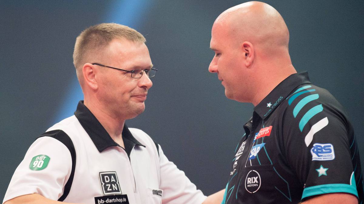 2017 verpasste Stoyke knapp den Sprung zur WM, im Finale der Super League unterlag er Horvat mit 6:10. 2018 erreichte er mit der Quali für das German Darts Masters einen seiner größten Erfolge. Doch Cross (r.) behielt mit 6:4 die Oberhand