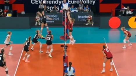 Die deutschen Volleyballerinnen stehen bei der EM erstmals seit 2019 wieder in der Runde der besten acht Mannschaften.