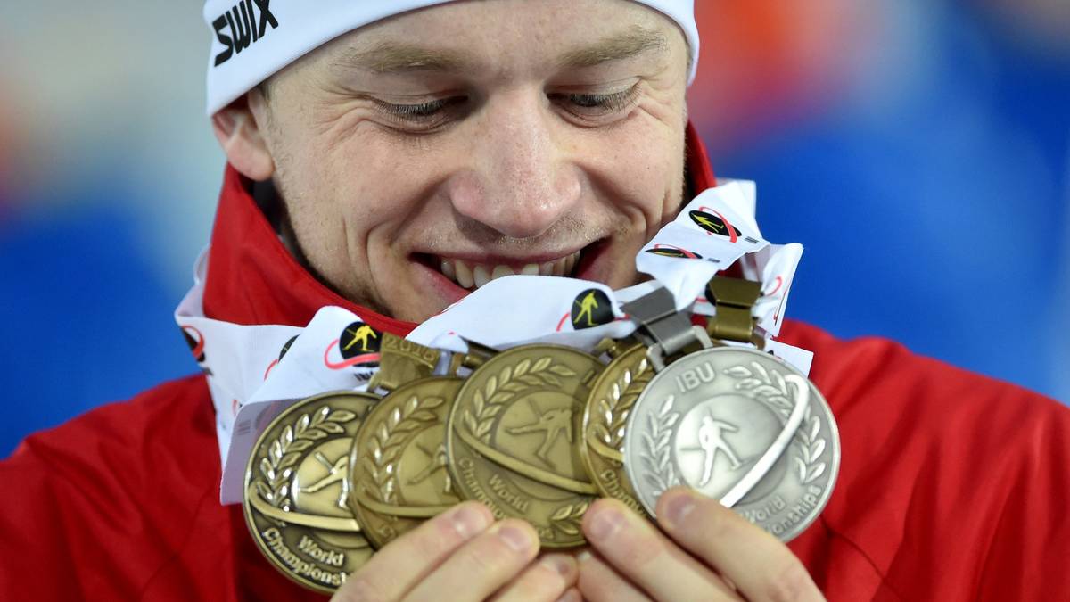 Der Norweger Tarjei Boe greift mit Bronze bereits seine fünfte Medaille bei dieser WM ab und hat später Schwierigkeiten, das ganze Edelmetall fürs Foto zu sortieren