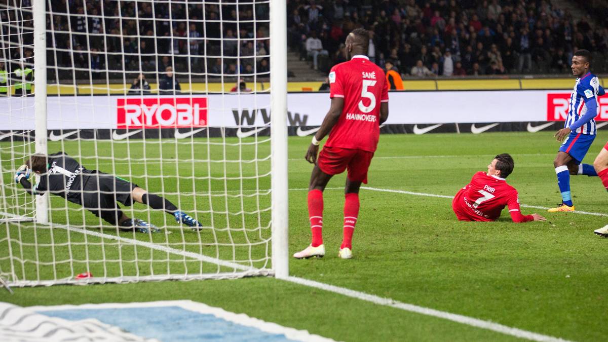 Doch Salomon Kalou (r.) hat etwas gegen den perfekten Einstand. Der Stürmer trifft in der 72. Minute zum 2:2-Endstand. Es ist sein 14. Saisontreffer