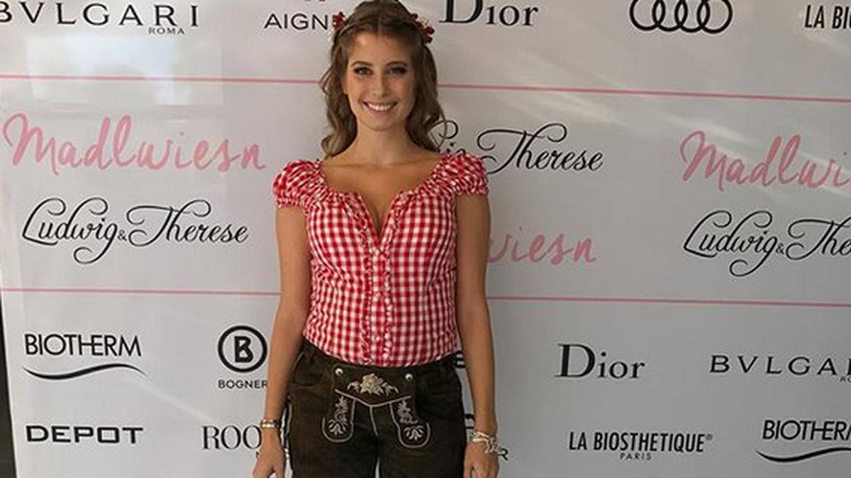 Mittlerweile zeichnet sich der Schwangerschaftsbauch deutlich unter der bayrischen Tracht der Spielerfrau ab