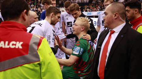 Die gesamte Kieler Mannschaft gratulierte Magnus Saugstrup auf der Krankentrage nach dem Sieg