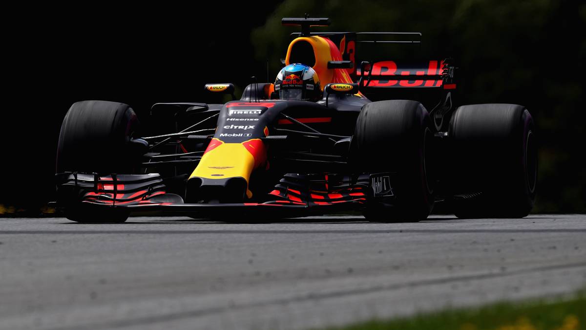 RED BULL + DANIEL RICCIARDO: Der Australier fährt zum fünften Mal in Folge aufs Podium. Seine Konstanz wird belohnt, in der Gesamtwertung behauptet er sich klar vor Kimi Räikkönen, der das bessere Material zur Verfügung hat