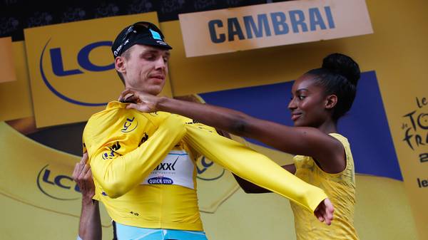 Tony Martin erhält das Gelbe Trikot bei der Tour de France 2015