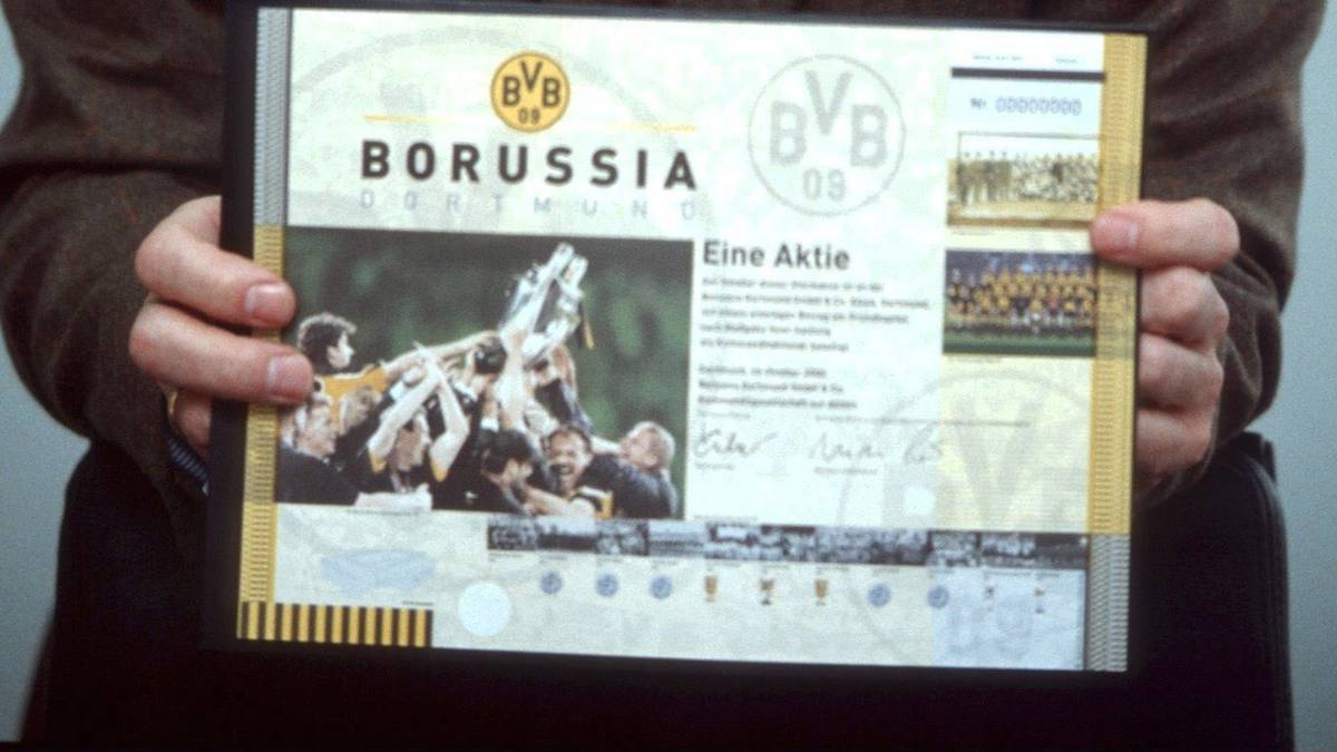31. OKTOBER 2000: Borussia Dortmund geht als erster deutscher Verein an die Börse. Allerdings zu einem ungünstigen Zeitpunkt: Der Boom der "New Economy" ist vorbei. Dennoch nimmt der Verein mehr als 140 Millionen Euro ein. Zwischenzeitlich fällt der Aktienkurs auf das Allzeittief von 84 Cent, 2013 steht das Jahreshoch bei 3,72 Euro