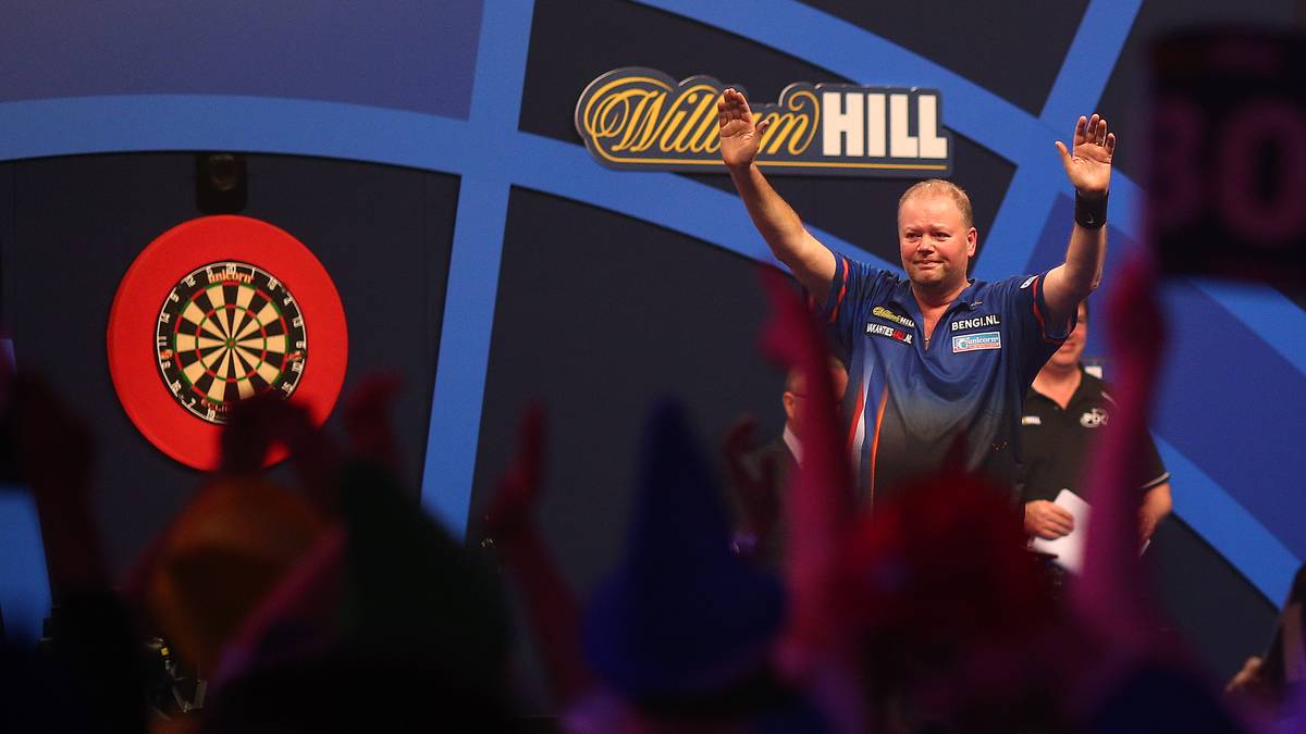 RAYMOND VAN BARNEVELD (Nr. 16): Nach einer starken WM 2015 (Halbfinal-Niederlage gegen Phil Taylor) erlebt "Barney" ein durchwachsenes Jahr. Vier Halbfinal-Teilnahmen stehen viermal das Aus in Runde eins gegenüber. Bei der World Series liefert er van Gerwen einen harten Kampf im Viertelfinale und unterliegt nur knapp 8:10
