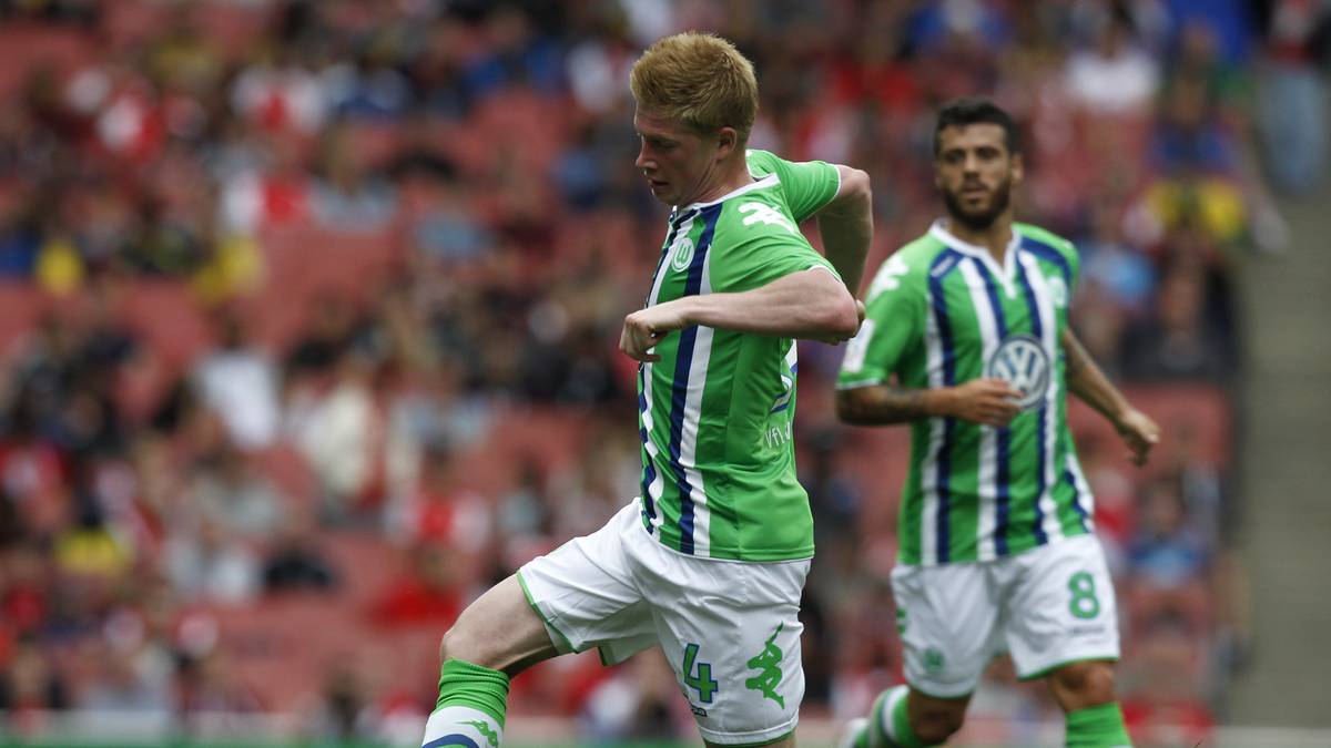 2015: KEVIN DE BRUYNE: Der FC Bayern gewinnt die Meisterschaft, doch der Fußballer des Jahres 2015 kommt vom Vize. Kevin De Bruyne vom VfL Wolfsburg wird klar auf Rang eins gewählt. Mit 367 Stimmen verweist der Belgier die Bayern-Akteure Arjen Robben und Manuel Neuer auf die weiteren Plätze