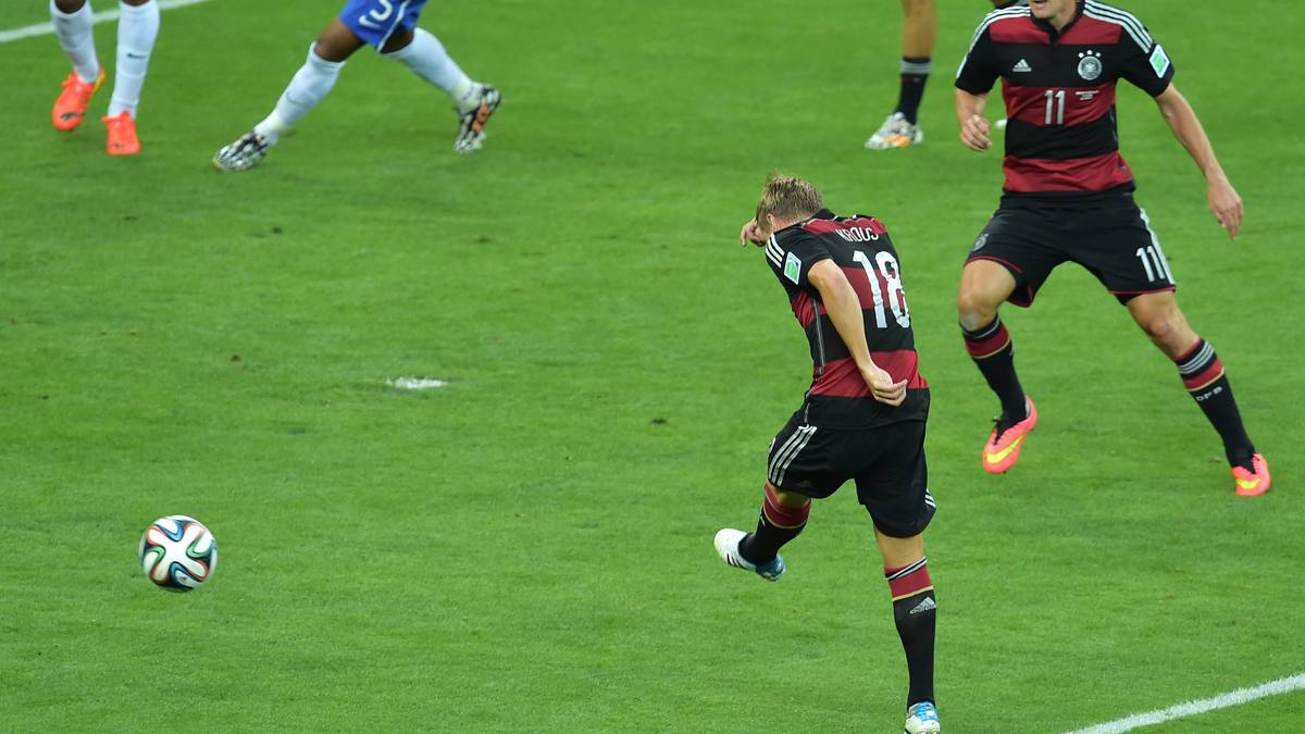 Toni Kroos erhöht nur eine Minute später. Mit einem Sonntagsschuss legt der damalige Bayern-Spieler zum 3:0 nach
