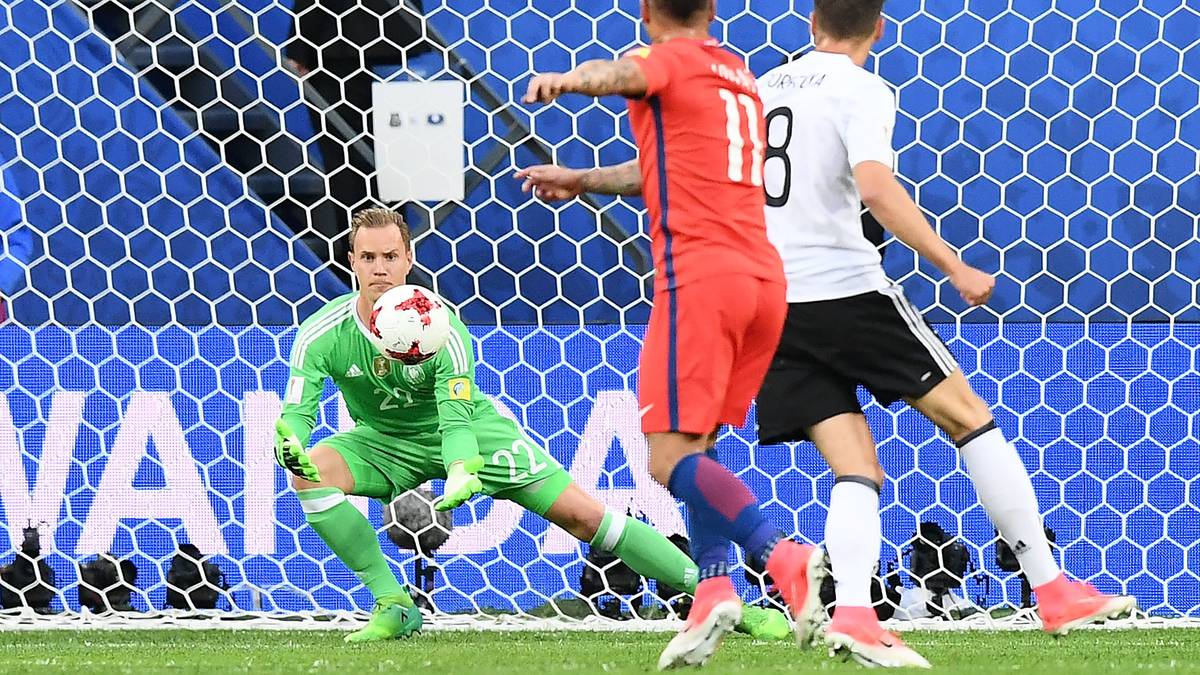 Das hohe Pressing der Südamerikaner zeigt seine Wirkung. Nach Ballverlust von Goretzka geht es ganz schnell nach vorne und Deutschlands Nummer Eins muss erneut zupacken