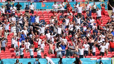Das Finale der Fußball-Europameisterschaft im Londoner Wembleystadion erhält einen stimmungsvollen Rahmen. 