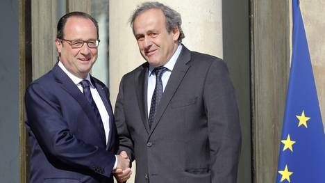 Frankreichs Präsident Francois Hollande (l.) mit Michel Platini