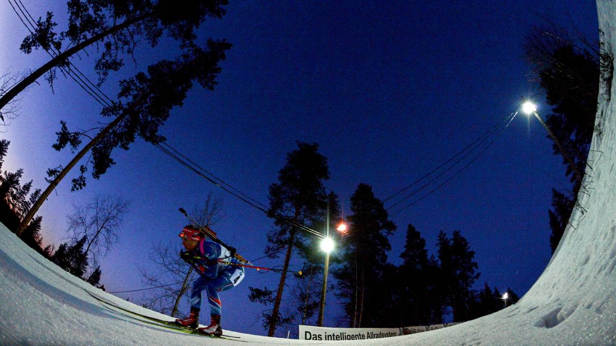 Unter sternenklarem Himmel machen sich die Frauen am Mittwoch bei der Biathlon-WM in Kontiolahti im Einzel auf Medaillenjagd. Gabriela Soukalova aus Tschechien geht schon mal ganz tief in die Hocke