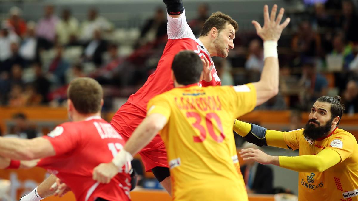 Mit voller Fahrt rast Mariusz Jurecki auf Spaniens Deckung zu