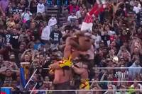 In einem großen Tag-Team-Vierkampf bei WrestleMania formieren sich fünf Teilnehmer wie ein Legoturm - den Flugkünstler Ricochet dann krachend zum Einsturz bringt. Chad Gable beeindruckt auch mit einer besonderen Kraftdemonstration ....