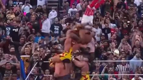 In einem großen Tag-Team-Vierkampf bei WrestleMania formieren sich fünf Teilnehmer wie ein Legoturm - den Flugkünstler Ricochet dann krachend zum Einsturz bringt. Chad Gable beeindruckt auch mit einer besonderen Kraftdemonstration ....