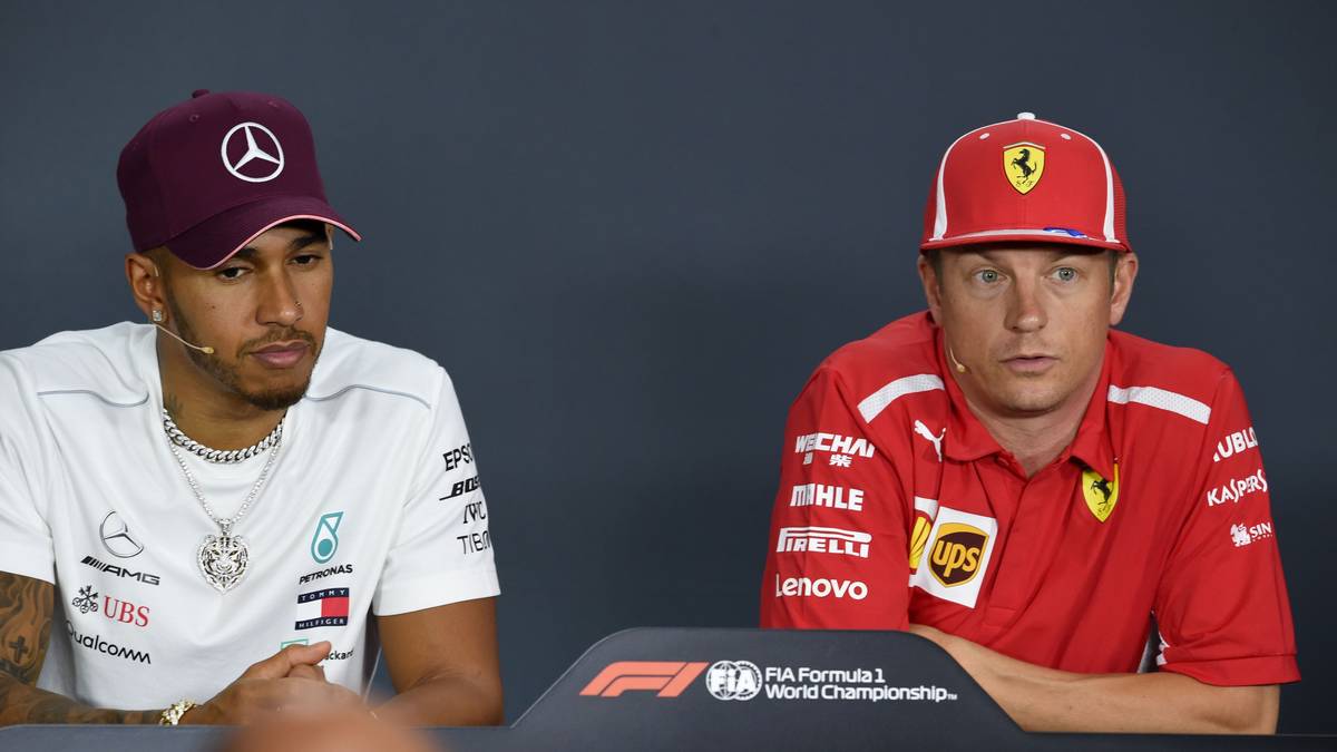 Auch für seine Fahrer-Kollegen hat er gerne einen Spruch parat. Als Lewis Hamilton (l.) seinen ersten GP-Sieg gewohnt überschwänglich damit beschreibt, dass sich dieser besser als Sex anfühlt, meinte Räikkönen: "Vielleicht hatte er noch nie Sex"