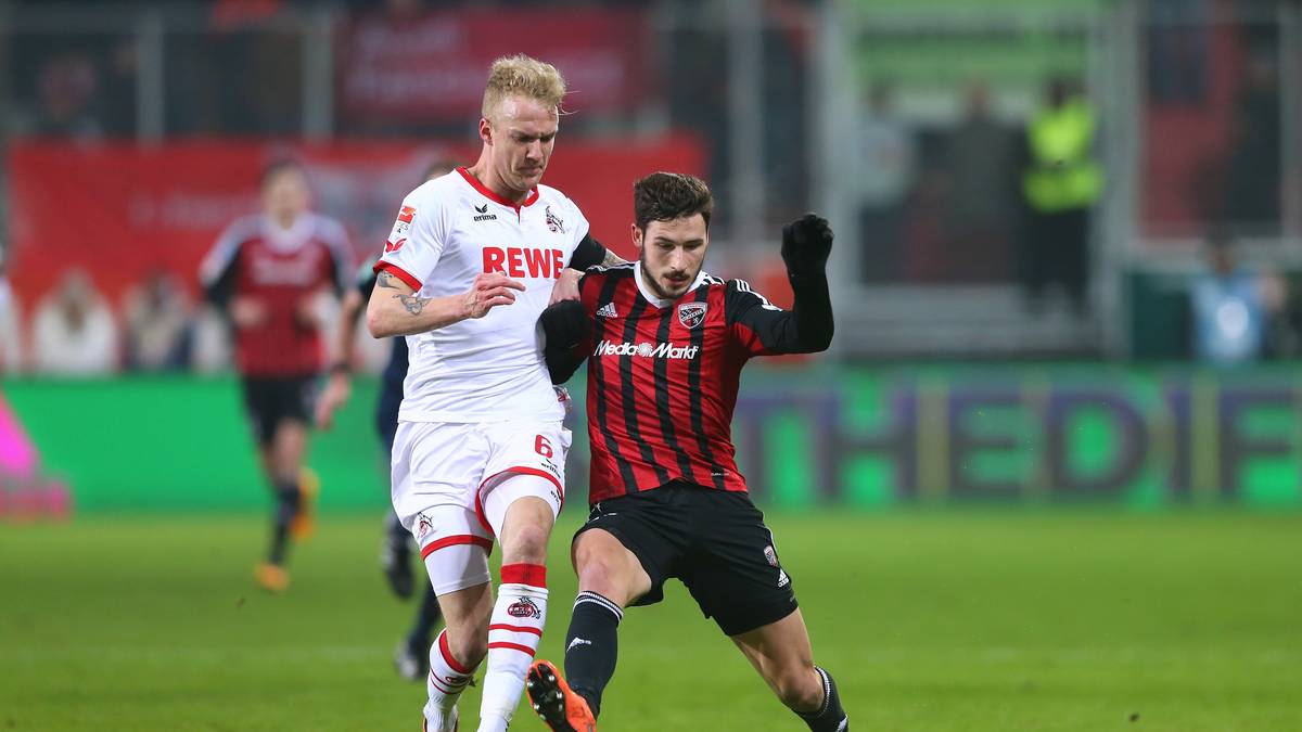 Das Spiel zwischen Ingolstadt und Köln ist indes weniger torreich - dafür sehr intensiv. Hier liefern sich Frederik Sörensen (l.) und Mathew Leckie (r.) ein Duell