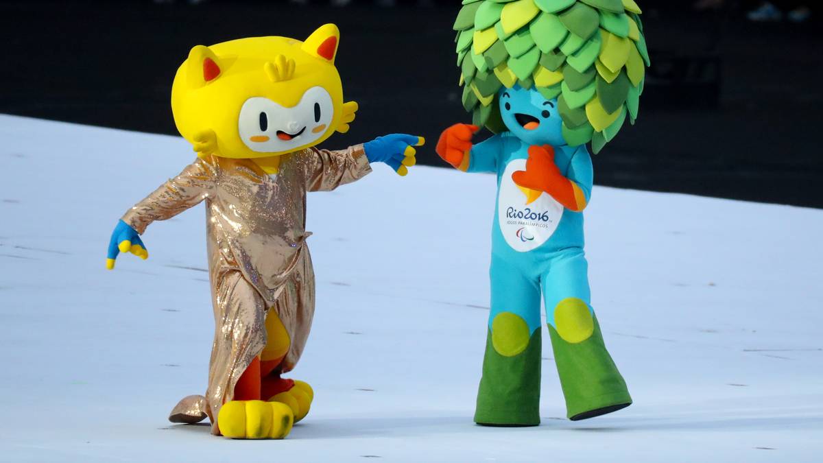 Bei der Eröffnungsfeier dürfen Vinicius (l.) und Tom (r.) natürlich nicht fehlen. Die beide Maskottchen sorgen für gute Laune auf den Rängen