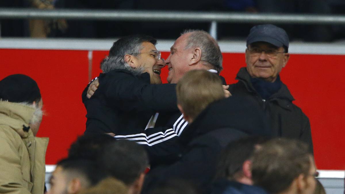 ... und das eine oder andere Wiedersehen auch etwas herzlicher zu begehen: Hier eine Umarmung mit Adidas-Chef und Bayern-Aufsichtsrat Herbert Hainer