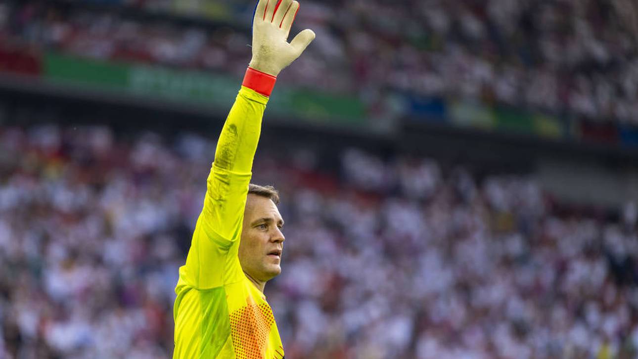 Manuel Neuer hebt den Arm