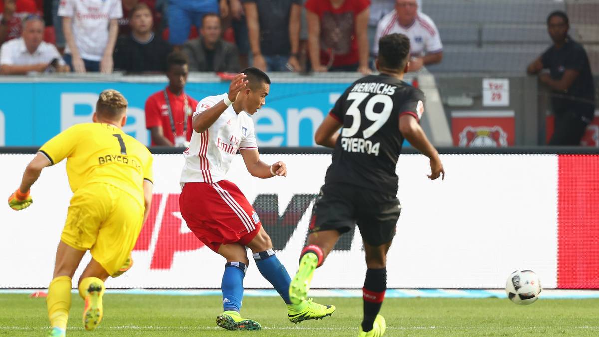Kießling sieht, wie sein Torhüter Bernd Leno am Ball vorbeigrätscht und Bobby Wood so den Weg aufs leere Tor freimacht