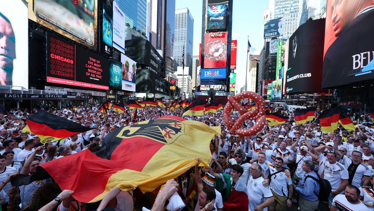 Deutsche Fans feiern am Times Square