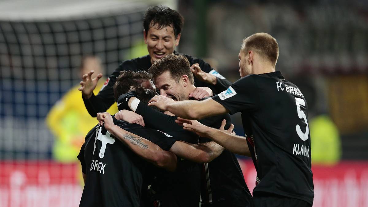 und sorgt für Ekstase im Lager der Gäste