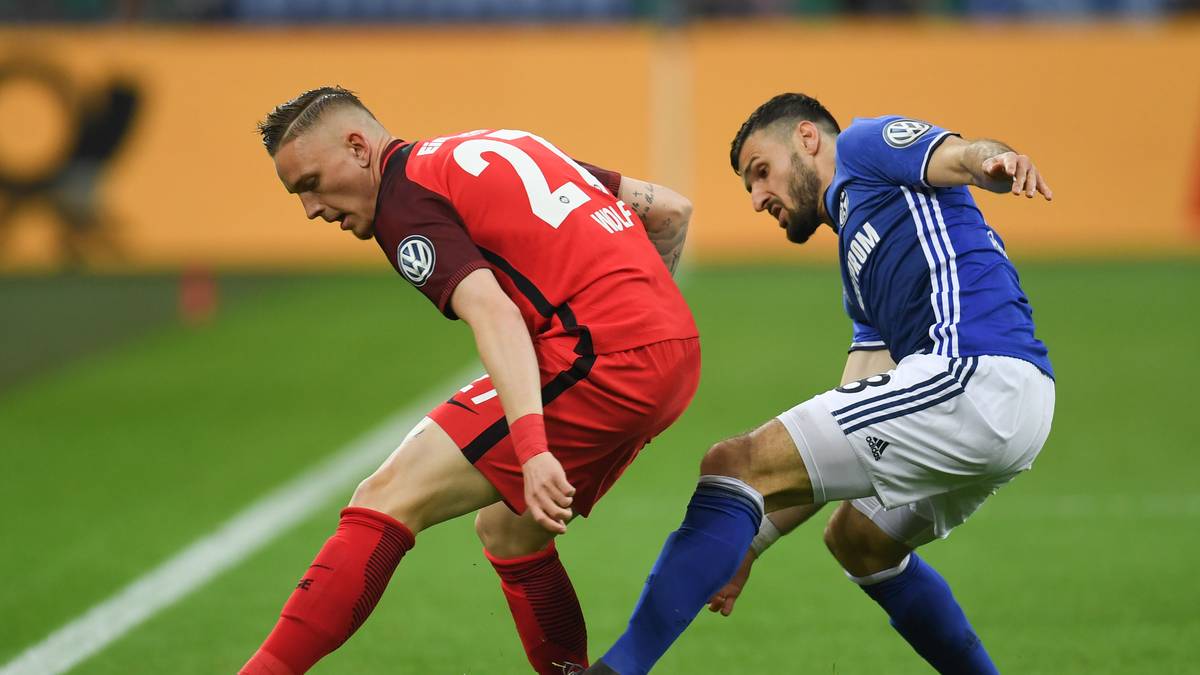 Die beste Chance auf den Führungstreffer hat Daniel Caligiuri, der Schuss des Offensivmanns wird gegen die Laufrichtung von Eintracht-Keeper Lukas Hradecky abgefälscht und trudelt knapp am Pfosten vorbei