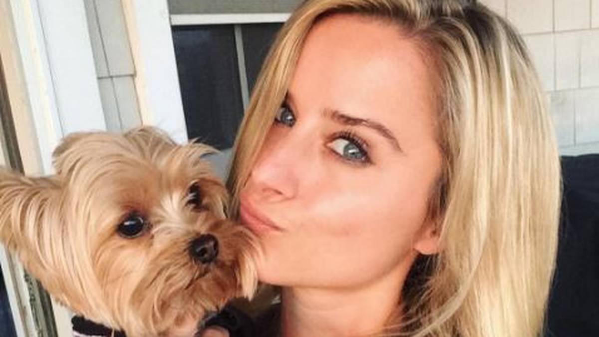 Hund Dodgey ist Cat Belangers zweite große Liebe. Also davon gehen wir einfach mal aus. Die erste ist natürlich Kings-Stürmer Tyler Toffoli. Neben Eishockey hat die hübsche Blondine ein Faible für Baseball - die LA Dodgers sind hier ihr Team