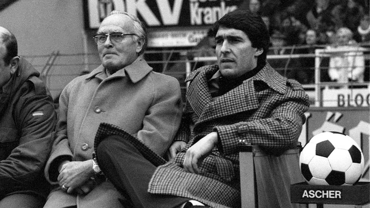 Als in der Saison 1977/78 Trainer Hans Tilkowski entlassen wird, benötigt Manager Rudi Assauer einen Interimstrainer. Die Wahl fällt auf Schulz (l., mit Assauer), da dieser die Fußballlehrer-Lizenz erworben hat. Ab dem 2. Januar 1978 trainiert er Werder für ein halbes Jahr. Mit einem Alter von 74 Jahren und 184 Tagen am letzten Spieltag ist er bis heute der älteste Coach, der je eine Bundesligamannschaft betreut hat. Letzte Trainerstation in der Bundesliga: SV Werder Bremen (77/78)