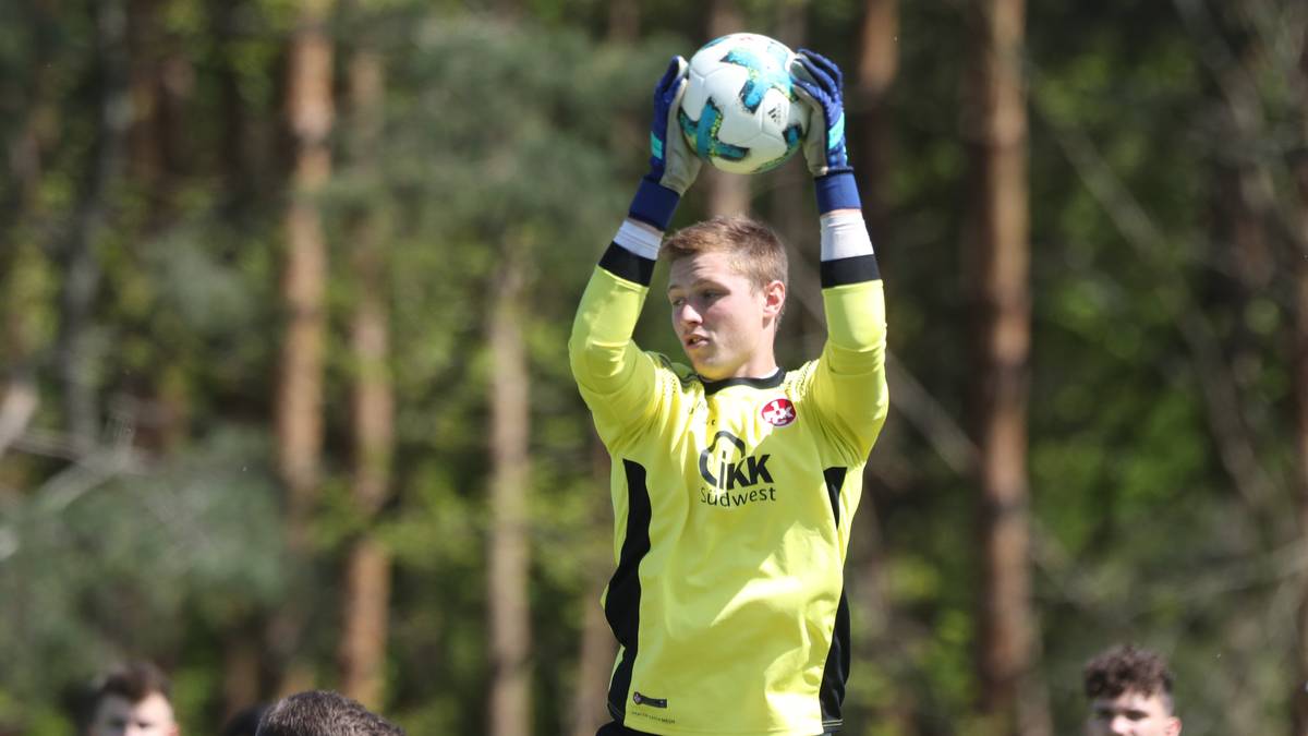 LENNART GRILL (1. FC Kaiserslautern, 25.1.1999): Der ehemalige U19-Nationalspieler hat es beim FCK zur Nummer 1 im Tor geschafft. Grill kommt beim Drittligisten in dieser Saison auf zwölf Einsätze und spielte fünf Mal zu Null. Er wechselte 2016 von der Mainzer Jugend nach Lautern