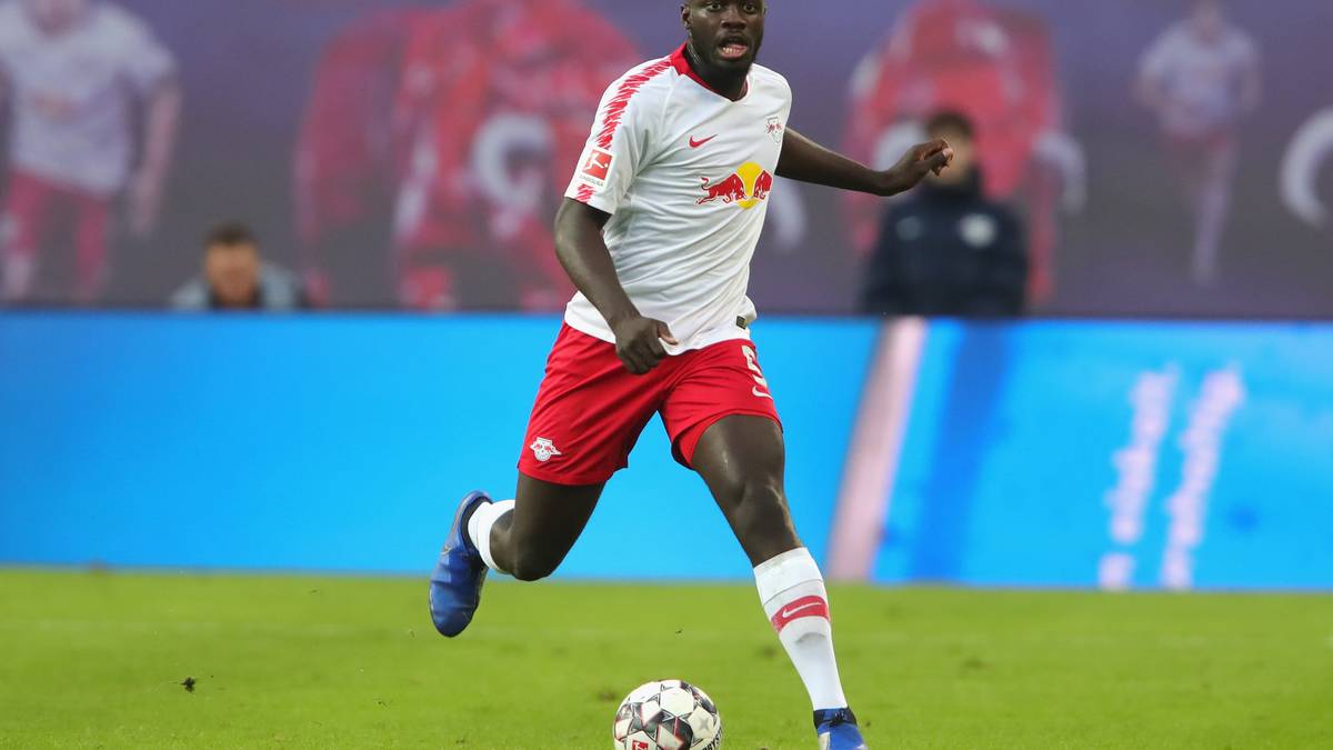 DAYOT UPAMECANO: Laut dem deutschen „ESPN FC“-Journalist Raphael Honigstein steht der Innenverteidiger weit oben auf der Wunschliste der Gunners. Allerdings steht der 20-Jährige noch bis 2021 bei RB Leipzig unter Vertrag
