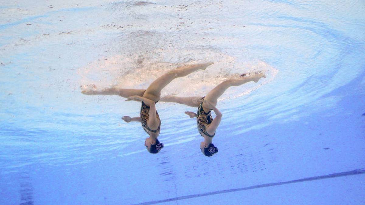 Einmal ins Wasser eintauchen! Die japanischen Schwimmerinnen zeigen ihre Technik im Kunstschwimmen. SPORT1 zeigt weitere spektakuläre Bilder der Sommerspiele 