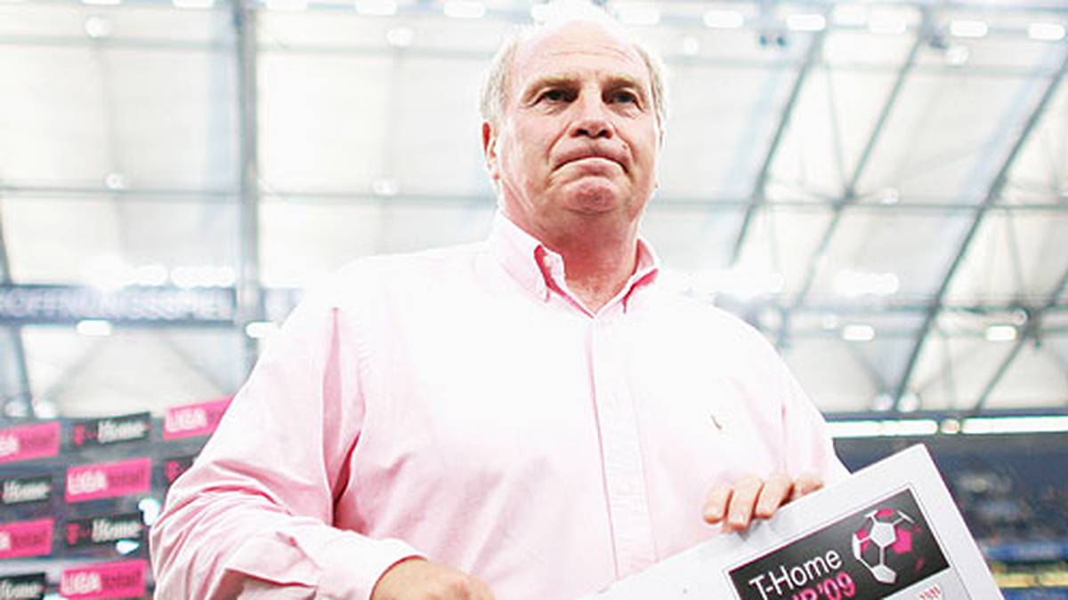 Hoeneß zu Schalke im November 2004: "Wir haben etwa soviel Festgeld wie der FC Schalke Schulden. Deswegen werden sie uns vielleicht irgendwann sportlich nahe kommen, aber in den Finanzen brauchen sie noch 20 Jahre." 