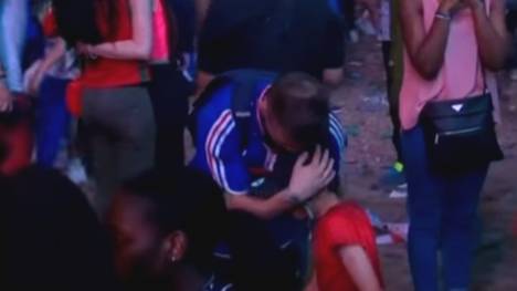 Rührend: Ein portugiesisches Kind tröstet einen trauernden Franzosen nach dem EM-Finale