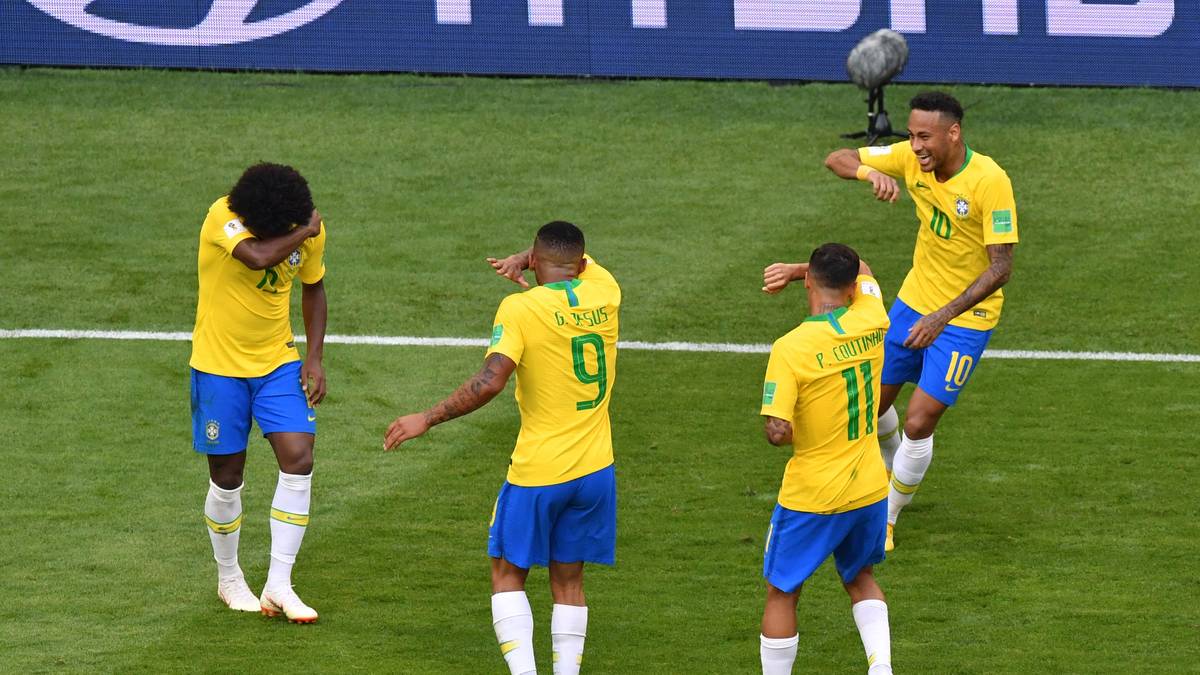 .... danach rissen er und seine Kollege die Hand schützend vor die Augen. 