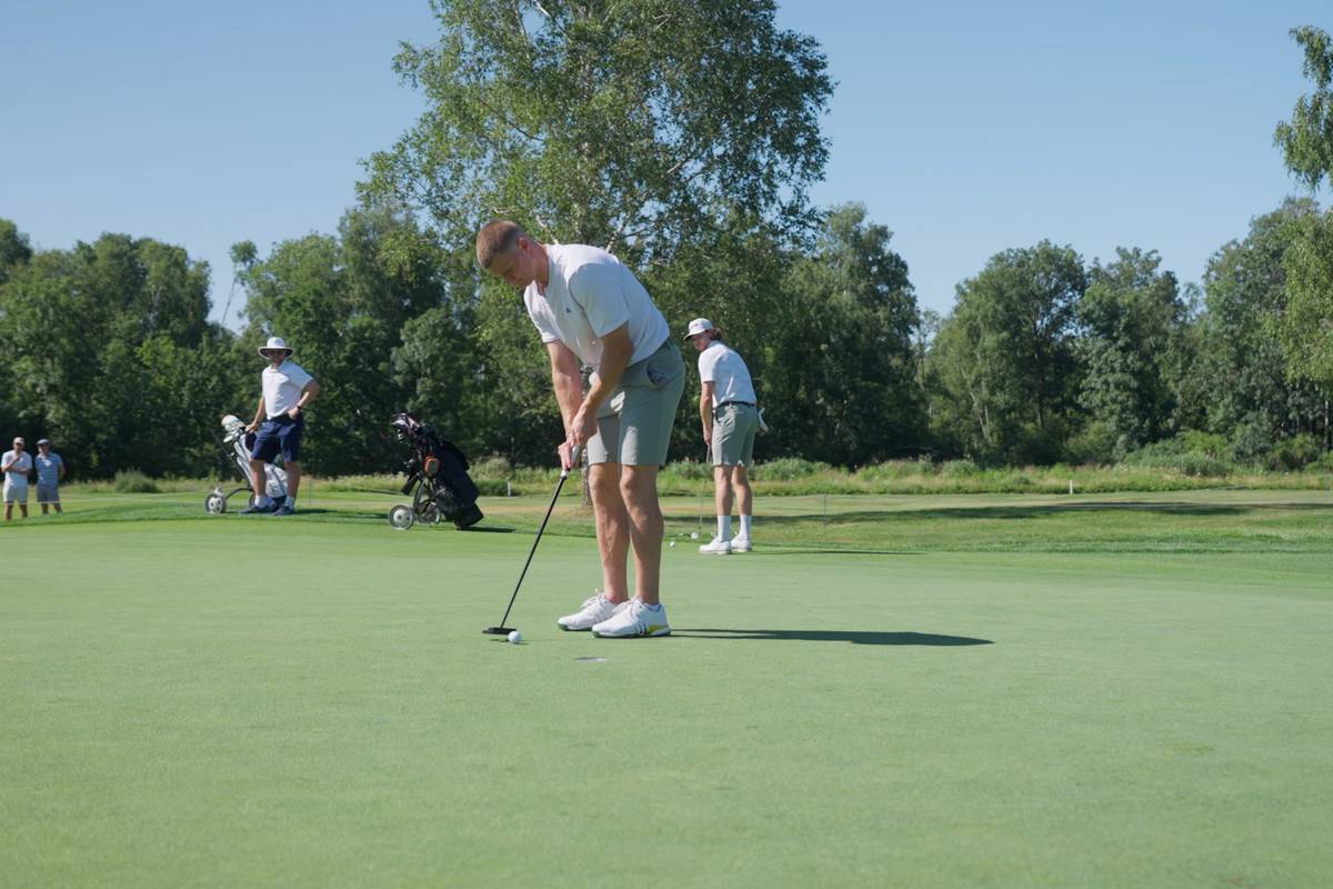 Tim Stützle und Moritz Seider sind eigentlich auf dem Eis und auf Kufen zuhause. Doch in der NHL-Sommerpause versuchten sich die Eishockey-Nationalspieler auf dem Golf-Court.