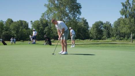 Tim Stützle und Moritz Seider sind eigentlich auf dem Eis und auf Kufen zuhause. Doch in der NHL-Sommerpause versuchten sich die Eishockey-Nationalspieler auf dem Golf-Court.