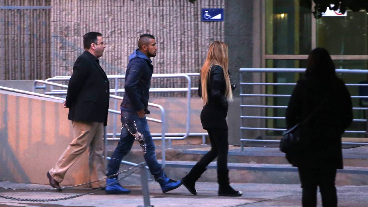 Der Fußballprofi, seine Frau Maria Teresa (2.v.r.) und seine zwei Kinder kommen mit leichten Verletzungen davon. Zum Zeitpunkt des Unfalls hat Vidal über ein Promille Alkohol im Blut