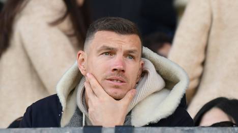 Altmeister Edin Dzeko steht vor einem Wechsel zum FC Schalke 04. Die Fans der "Königsblauen" sind begeistert.
