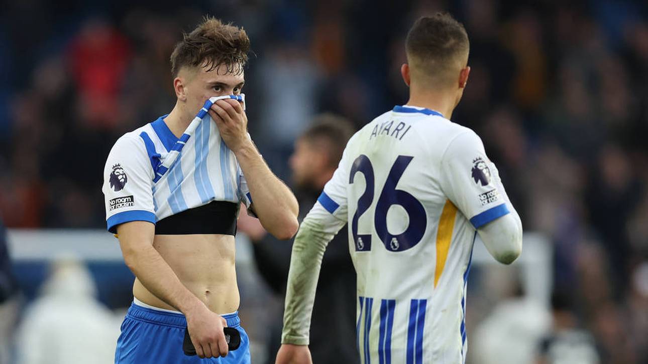 Brajan Gruda wischt sich mit seinem Trikot den Mund ab