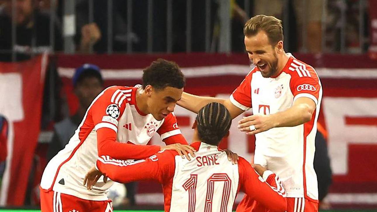 Leroy Sané (Mitte) und Jamal Musiala feiern den siegreichen Bayern-Auftakt in der Champions League mit Harry Kane (r.)