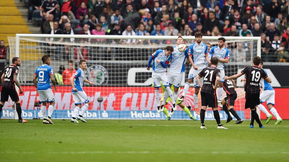 Halb Hoffenheim wirft sich dem Freistoß von Eintracht Frankfurts David Abraham entgegen