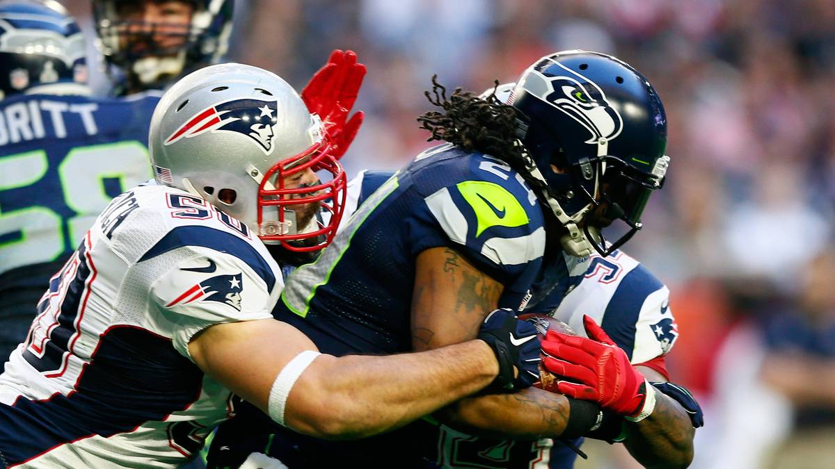 SEATTLE SEAHAWKS 2015: Die Seahawks um Superstar Marshawn Lynch führen im Super Bowl XLIX acht Minuten vor dem Ende mit 24:14 gegen die New England Patriots. Tom Brady führt die Pats mit zwei Touchdown-Pässen zur 28:24-Führung, doch Seattle bietet sich die Chance zur Entscheidung