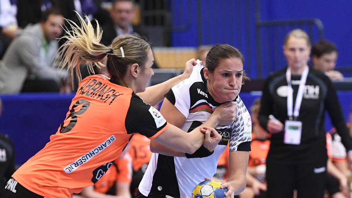 ISABELL KLEIN: Wenn jemand weiß, wie man Heim-Weltmeister wird, dann Isabell Klein. Ihr Mann Dominik schrieb 2007 als damals jüngster Nationalspieler das Wintermärchen der Männer mit. Seit letztem Jahr leben beide im französischen Nantes. Wie vielseitig die Linkshänderin ist, bewies sie während ihrer Schwangerschaftspause 2013, als sie die WM für SPORT1 kommentierte