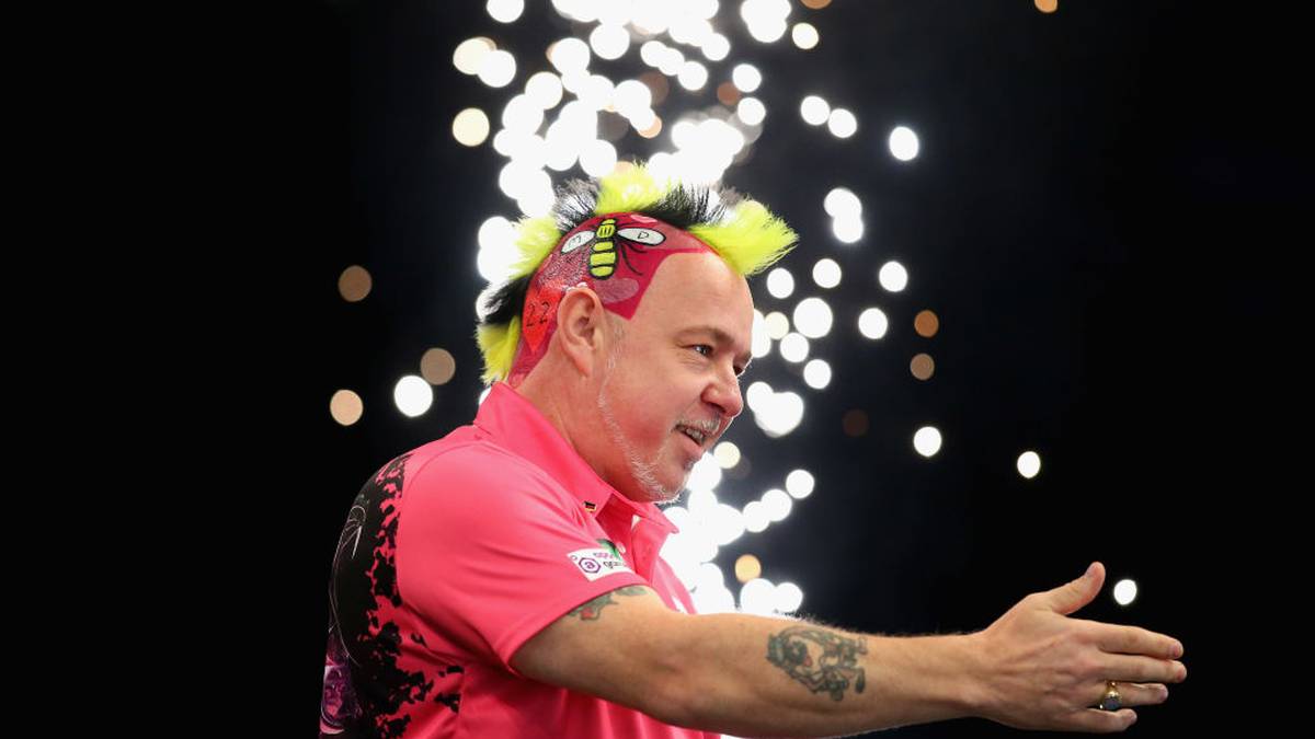 Jetzt wird's richtig bunt. Ein pinkes Hemd, dazu ein gelb-schwarzer Irokese und falls das noch nicht reichen sollte, noch eine Wespe dazu 