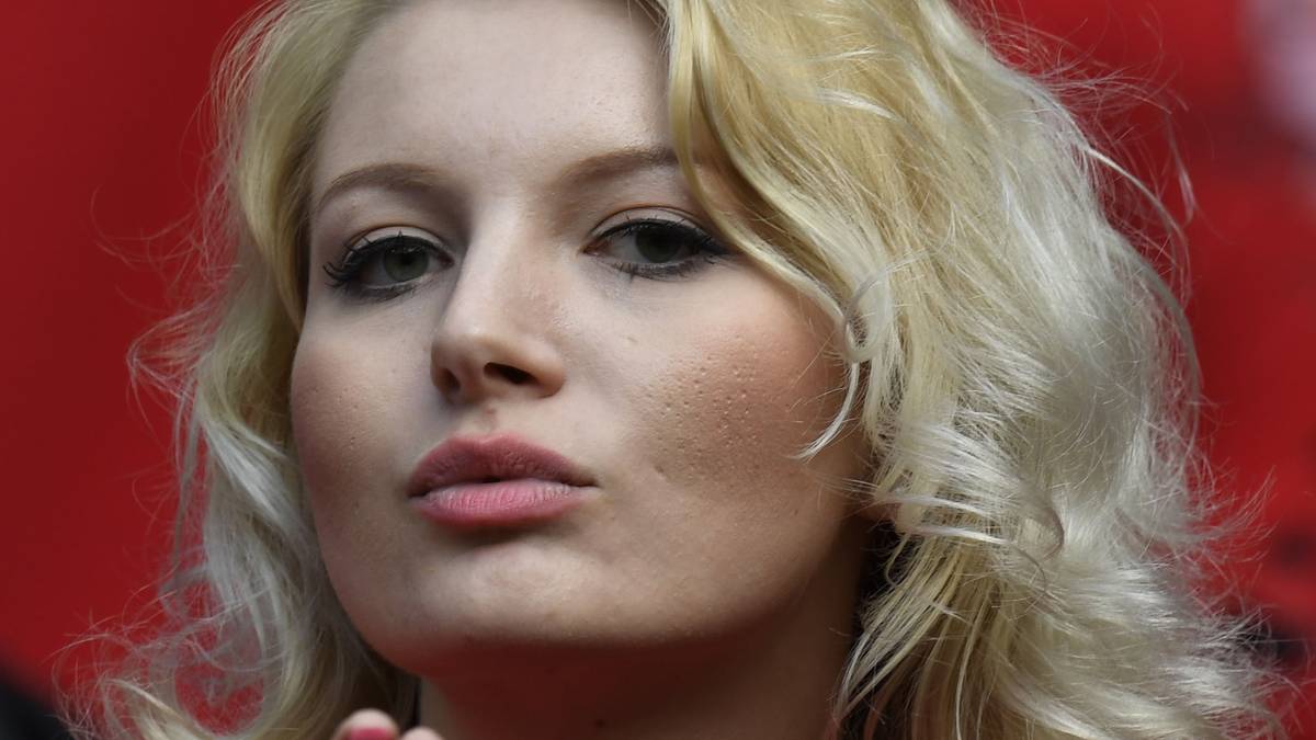 Sie wirft ihrer Mannschaft auf dem Feld einen Luftkuss zu. Ob das den Ausschlag zum Sieg gab?