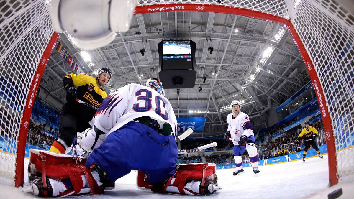 Patrick Hager bringt die Deutschen dabei mit seinem Treffer in der 33. Minute in Führung. Die Norweger gleichen eine Viertelstunde später aus, am Ende geht es ins Penaltyschießen. Dort ist es erneut Hager, der Deutschlands sechsten Sieg im sechsten Olympia-Duell mit Norwegen einleitet. Alle drei deutschen Schützen treffen